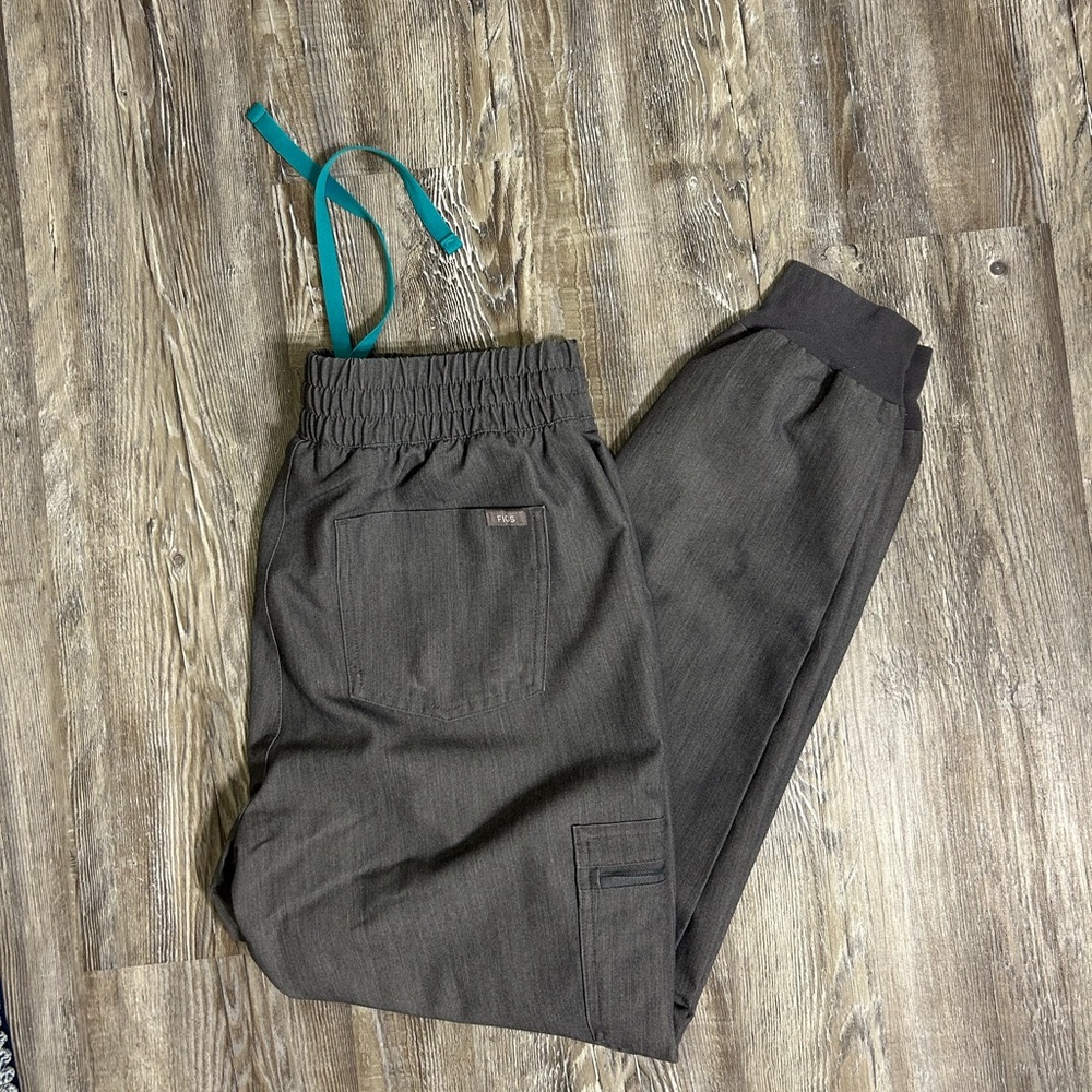 Figs women’s high waisted Zamora jogger scrub pants